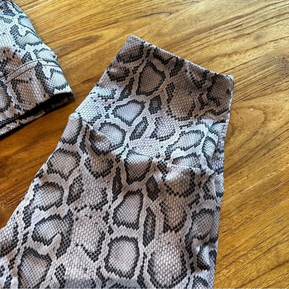 Onzie Womens Set Warrior Sports Bra Yoga Leggings Exercise Workout Snake Print - Picture 9 of 14